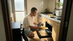 使い終わったオーブンにレモンの皮を置く：余熱で油臭が軽くなるのはなぜ？台所での活用法も